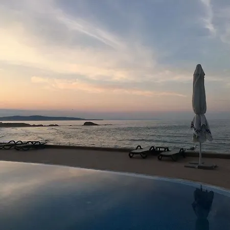On The Beach In Апартамент